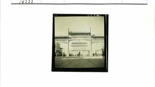 繁忙街道与华丽拱门街景.jpg