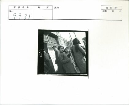 繁忙街道人群与建筑.jpg