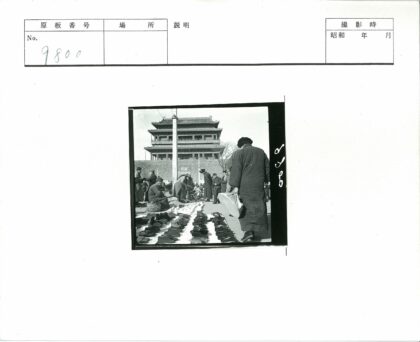 繁忙街道传统建筑前鞋摊集市.jpg