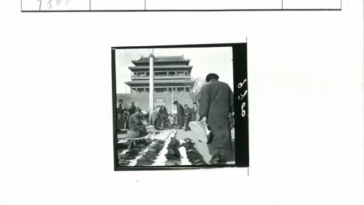 繁忙街道传统建筑前鞋摊集市.jpg