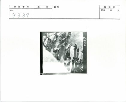 繁忙街道手推车与人群.jpg