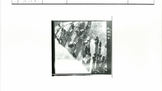 繁忙街道手推车与人群.jpg