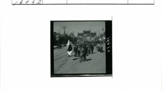 繁忙街道游行队伍与古建筑.jpg
