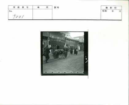 繁忙街道行人人力车景象.jpg