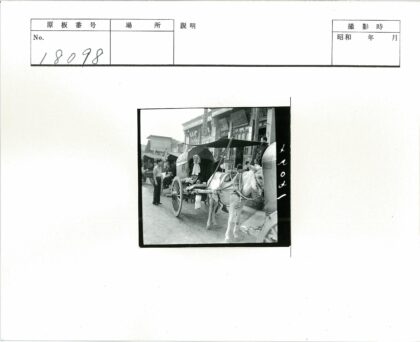 繁忙街道马车与商店人群.jpg