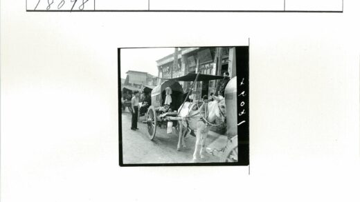 繁忙街道马车与商店人群.jpg