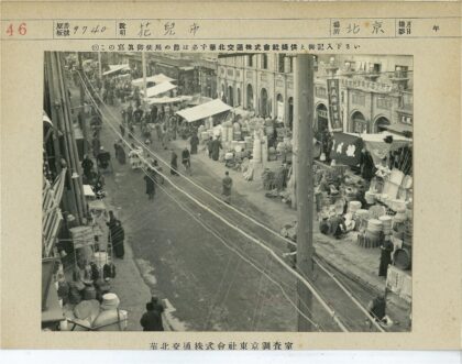 繁忙集市街道小贩与行人.jpg