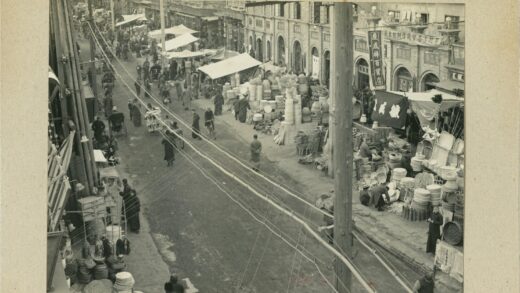 繁忙集市街道小贩与行人.jpg