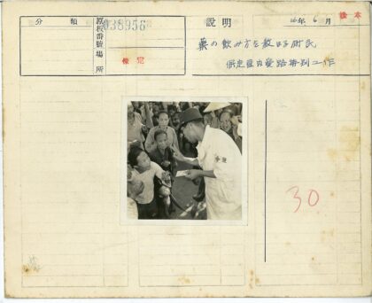 红十字会志愿者户外分发物资.jpg