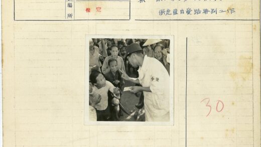 红十字会志愿者户外分发物资.jpg
