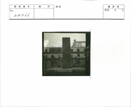 纪念碑与建筑骨架结构景观.jpg