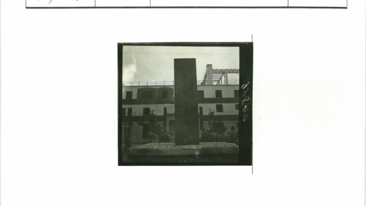 纪念碑与建筑骨架结构景观.jpg
