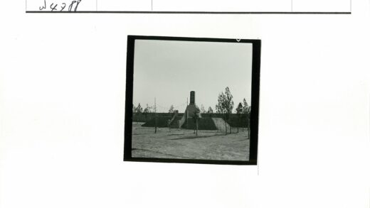 纪念碑台阶与田野风光.jpg