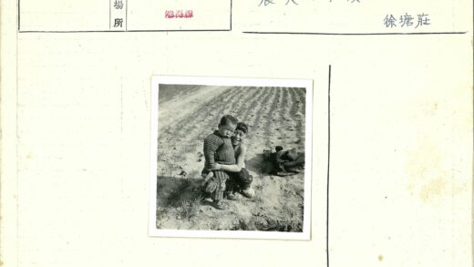 纯真童年田野拥抱.jpg