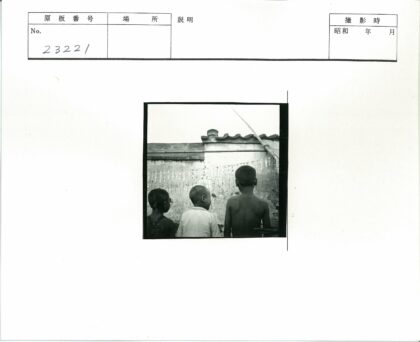 纹理墙前三个孩子.jpg