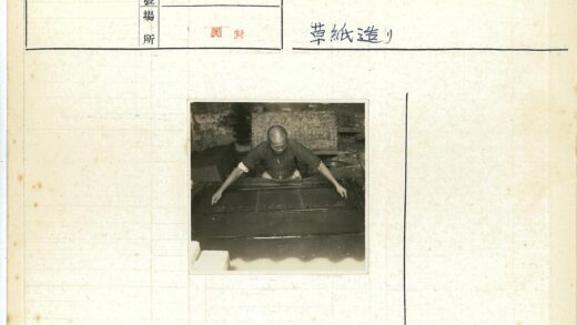 纹理墙前矩形框架工作.jpg