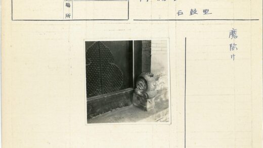 纹理木门与小石像砖墙特写.jpg