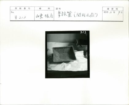 纹理金属特写与弯曲背景.jpg