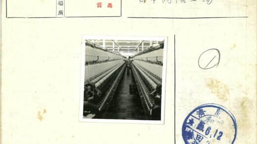 纺织厂工人与纺锤生产场景.jpg
