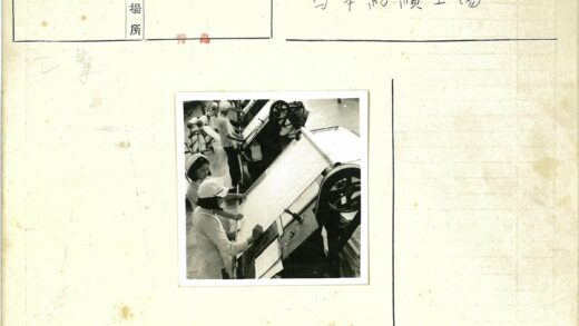纺织女工专注操作机器.jpg