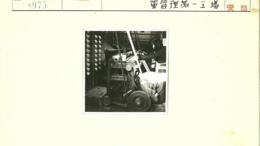 纺织工人操作大型机器.jpg