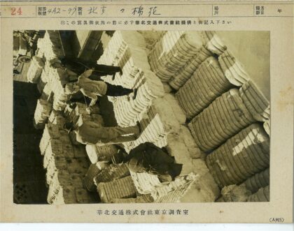 纺织工人检查棉布质量.jpg