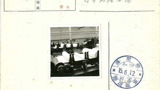 纺织工厂大型工业机器与织物卷.jpg