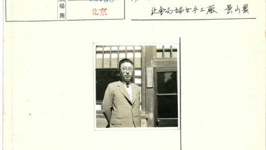 绅士与木屋门前合影.jpg