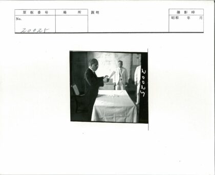 绅士与浅色外套男子室内合影.jpg
