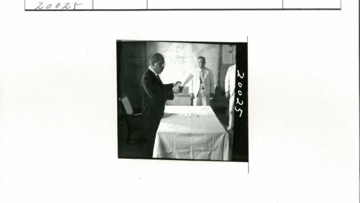 绅士与浅色外套男子室内合影.jpg