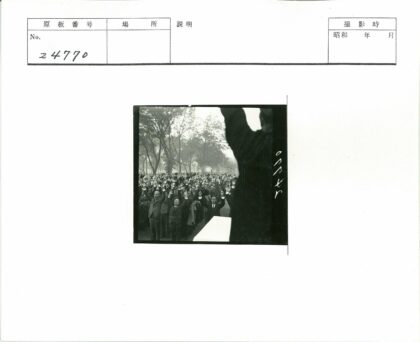 绅士户外集会举帽致意.jpg