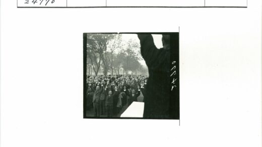 绅士户外集会举帽致意.jpg