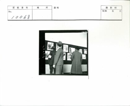 绅士欣赏黑白摄影展.jpg