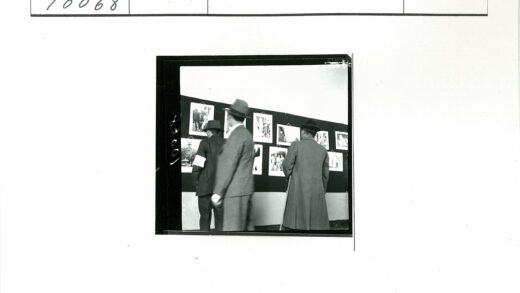 绅士欣赏黑白摄影展.jpg