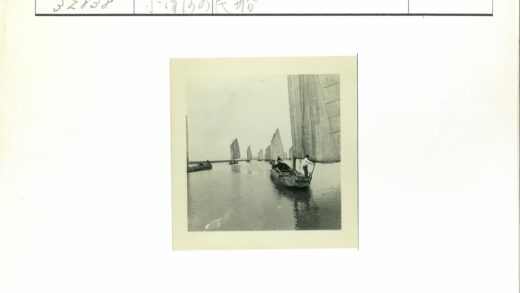 经典帆船海上航行.jpg