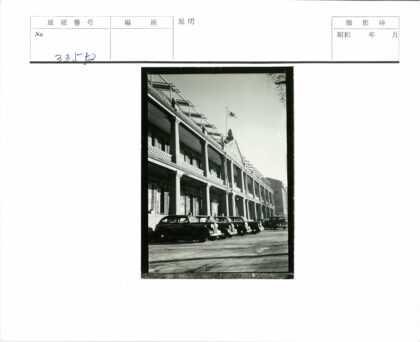 经典老爷车与国旗建筑合影.jpg