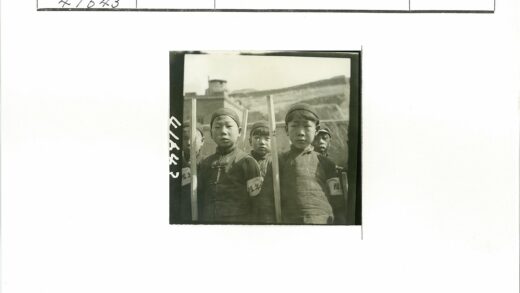统一制服儿童持棍棒合影.jpg