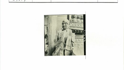 绳缚木雕老人与石柱.jpg