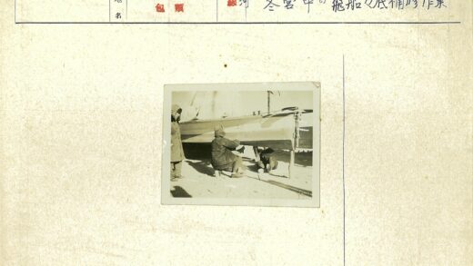 维修飞机底部的三人团队.jpg
