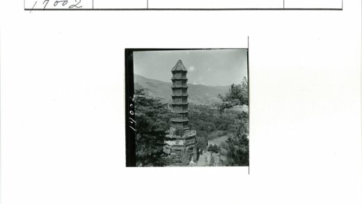 绿林群山中的多层宝塔.jpg