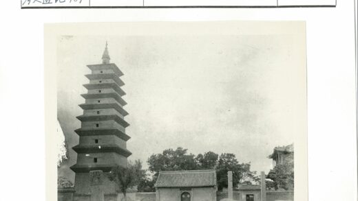 绿树掩映中的多层宝塔.jpg