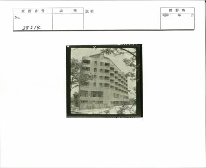 绿树环绕弧形阳台多层建筑.jpg