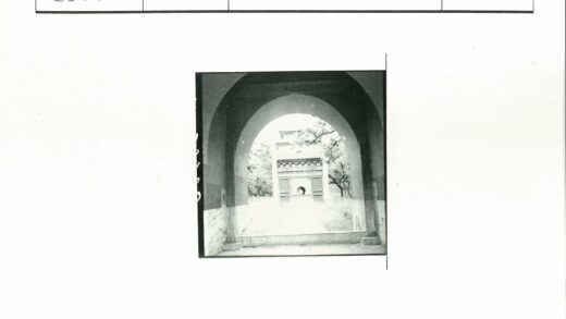 绿树环绕的古老拱门景观.jpg