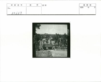 绿树环绕的湖畔亭台景观.jpg