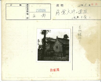 绿树环绕的砖瓦建筑行人.jpg