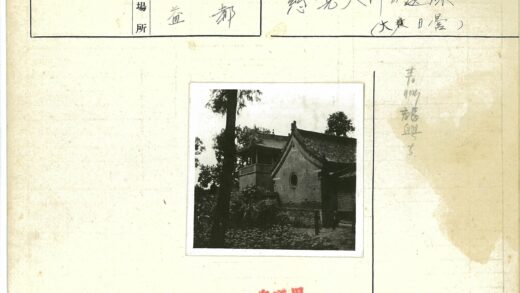 绿树环绕的砖瓦建筑行人.jpg