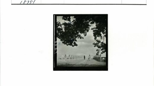 绿树石桥多云天空漫步.jpg