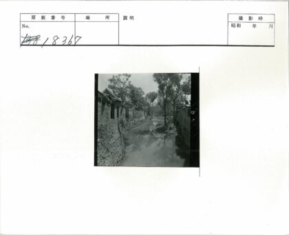 绿树砖房河流风光.jpg