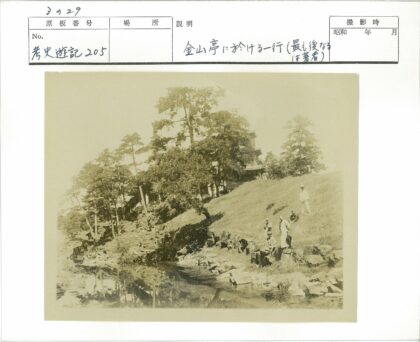 绿茵山坡池塘合影.jpg