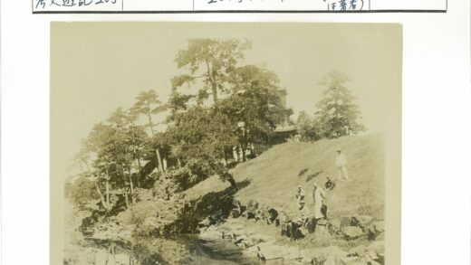 绿茵山坡池塘合影.jpg